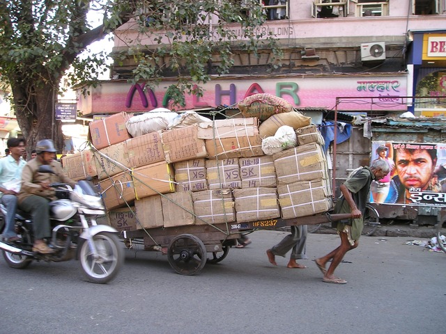 重い荷物を運ぶ