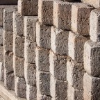 コンクリート片を運ぶ