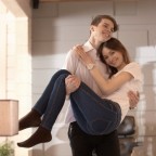 女性を持ち上げる
